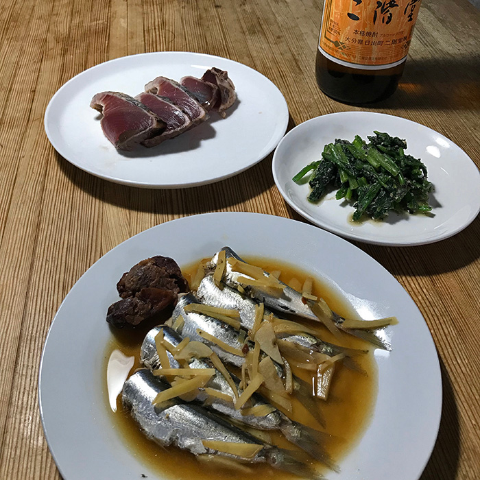 イワシの煮付け。カツオのタタキとホウレンソウとキクナのゴマ和えも一緒に写っている。